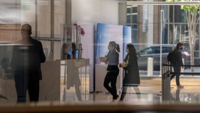 Работодатели вдигат заплатите, но няма кой да работи