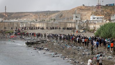 Мигрантите в Сеута: Над 60 000 души са преминали границата, най-малко 34 са загинали
