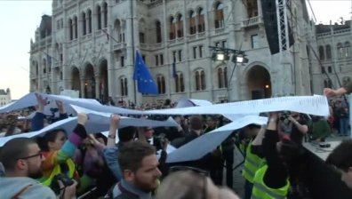 Закриването на университет в Унгария породи нови протести