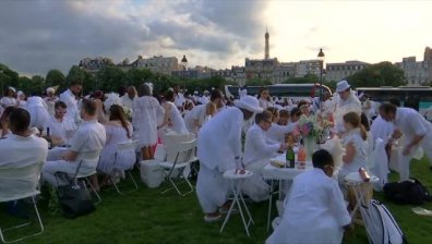 Хиляди взеха участие в традиционната "Вечеря в бяло" в Париж