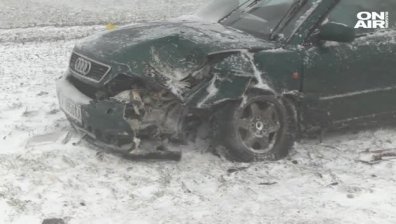 Силни снегонавявания усложниха обстановката в Русенско