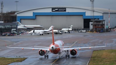 Самолет се разби на летище в Лондон