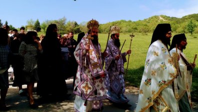На Светли вторник - стотици се поклониха пред чудотворната икона в Роженския манастир