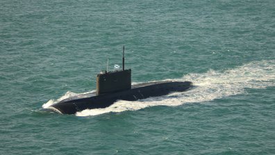 Великобритания изпрати военни кораби да пазят подводни кабели от руски подводници