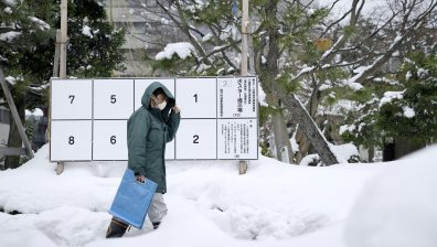 Силни снежни бури и екстремен студ застрашават изборите в Япония