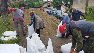 Още една безсънна нощ в Северозапада: "За пореден път ни залива, страх ни е"