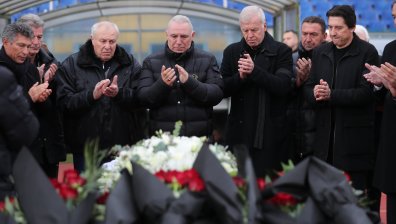 Хиляди българи се прощават с непрежалимия Димитър Пенев (СНИМКИ)