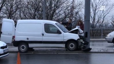 Кола се блъсна в тролейбусен стълб в Бургас, мъж е с опасност за живота