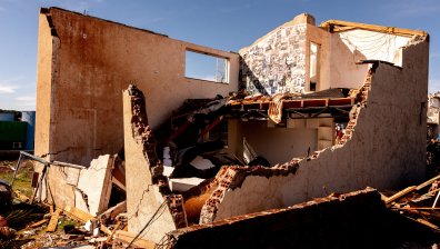 Изкоренени дървета и разрушени сгради след мощното торнадо в Бразилия (СНИМКИ)