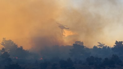 Голям пожар избухна в Гърция, горят къщи и гори