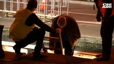 Пърформанс на тъмно: Австралийски артист прекара 72 часа в стоманен контейнер под натоварен път