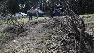 Полиция, дупка и прекършени клони на мястото на инцидента с Иван Гешев