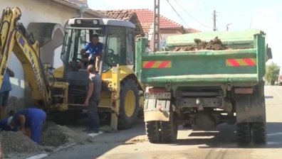 Седмици наред във великотърновско село стотици кубици питейна вода изтичат заради авария