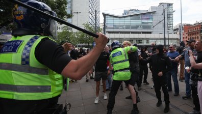 Осигуряват 500 места в затворите и 6000 спецполицаи след поредните безредици в Англия