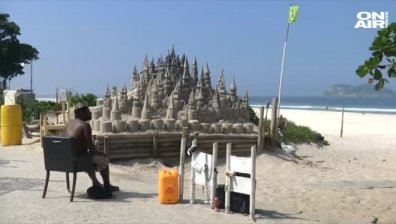Бразилец живее на плажа в пясъчен замък