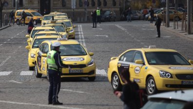 Таксита протестират в центъра на София заради закриването на стоянки