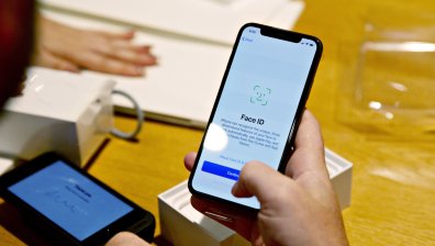 Устройствата на Apple вече разпознават лицето и с маска