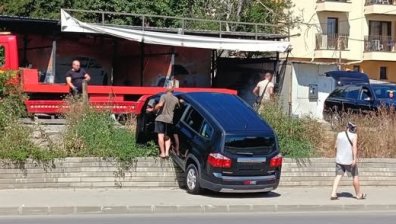 Кола почти се вряза в&nbsp;автомивка в София