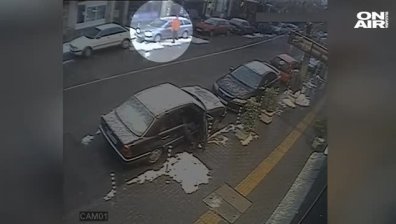 Палиш колата, излизаш да изчистиш снега... миг невнимание и тя изчезва