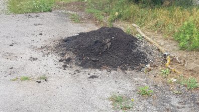 Купчина асфалт пред къща след уличен ремонт