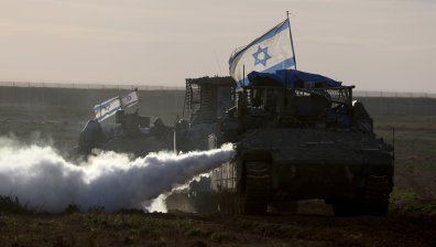 Израел насочи танкове към Газа, военни самолети удариха Рафах