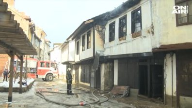 Пламъци обхванаха няколко къщи в центъра на Габрово