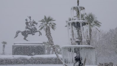 Катастрофална буря връхлита САЩ с леден дъжд и сняг