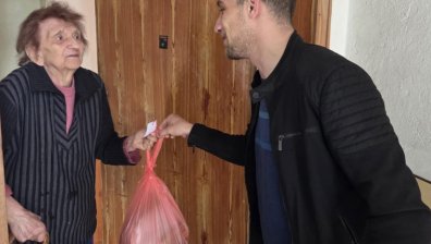 Младежкото БСП раздаде стотици пакети с козунаци и боядисани яйца (+СНИМКИ)