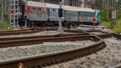 Товарен влак удари автомобил на жп прелез