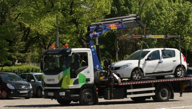 Проверяват за паркиране на зелени площи и през уикендите 