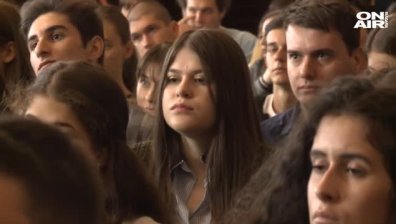 Студенти на дебат в с кандидат-кметовете на София