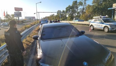 Бургас почерня от полицаи, претърсват луксозни коли