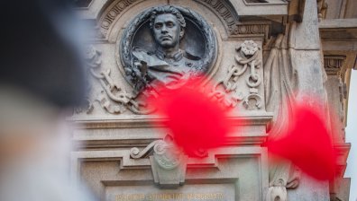 Отрупаха с цветя паметника на Левски, почетоха паметта на Апостола на церемония	