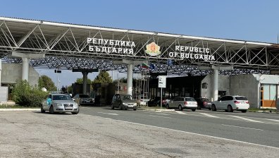 Заедно с багажа за Гърция трябват и здрави нерви, трафикът на границата е интензивен