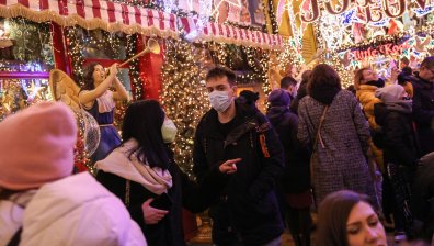 Маските стават задължителни на закрити места и в транспорт и за деца във Франция