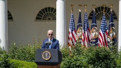 Подкрепата към Байдън продължава да дълбае нови дъна