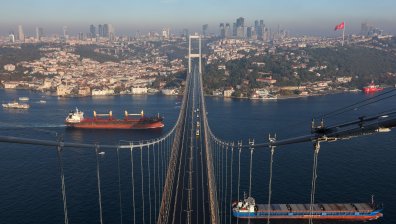 Танкер с олио от Русия е ударен край бреговете на Турция в Черно море