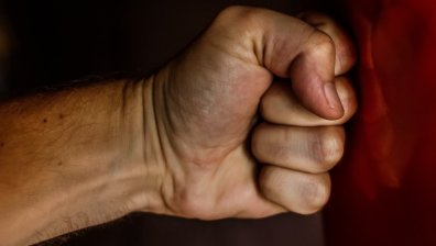 Трима срещу един - пребиха зверски млад мъж близо до гробище