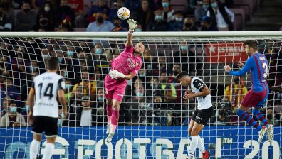 "Барса" удари "Валенсия" с 3:1, Куман временно се спаси
