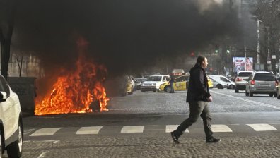 Кола пламна близо до "Пирогов" в София