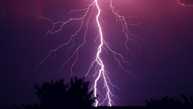 Мълния удари две деца на стадион в Русе, едното е в критично състояние