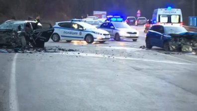 Тежка катастрофа блокира движението край Владая, двама са ранени