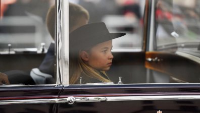 Джордж и Шарлот изпратиха любимата си прабаба в последния ѝ път, както Уилям и Хари изпратиха Даяна