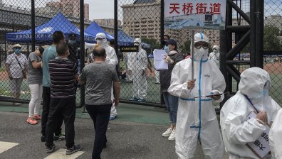 Нов рекорден брой заразени с Ковид-19 в Пекин, очакват втора вълна