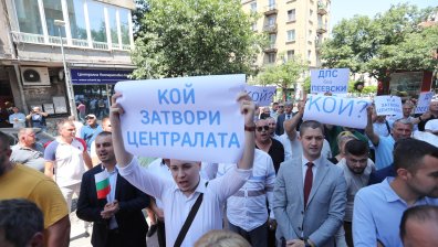 Верните на Ахмед Доган депутати нахлуха в заключената централа на ДПС