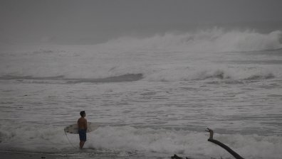 Ураганът "Ерин" се засили до четвърта категория, удря Бахамите и САЩ