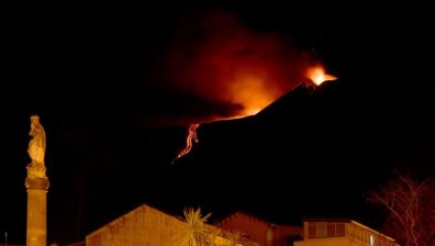 Огнено зрелище: Вулканът Етна изригна и възпламени нощното небе на Сицилия