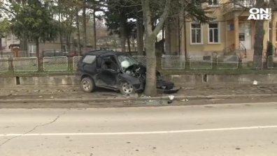 Джип се удари в дърво и потроши ограда пред кметство в Русенско