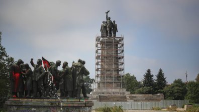 Изградиха скеле около Паметника на Съветската армия 