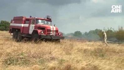 Стотици огнеборци и машини се борят с 45 пожара на територията на страната